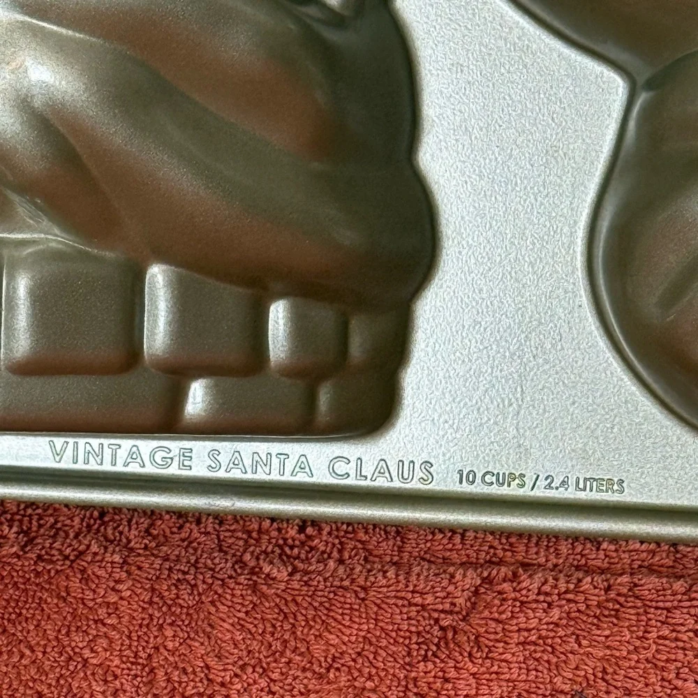 Nordic Ware 10 Cup‎ Santa Claus Cast Aluminum Cake Pan Platinum Collection